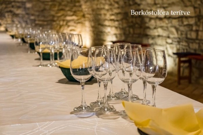 Borkóstolóra terítve.jpg